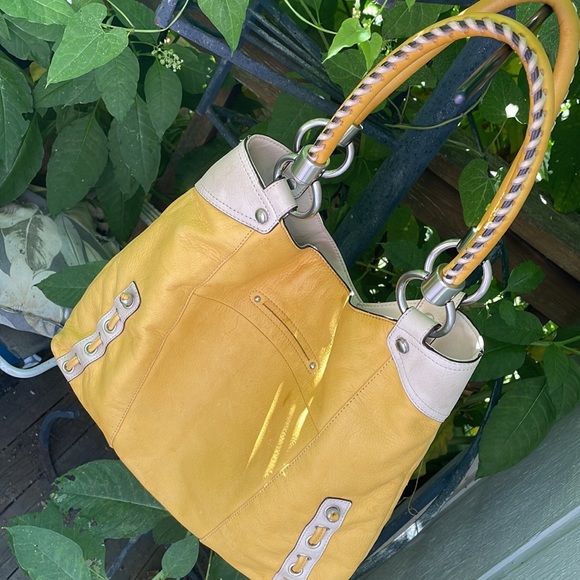 B. Makowsky Yellow Soft Leather Purse w/ Crème Color Trim (Clean Interior) - Picture 10 of 16